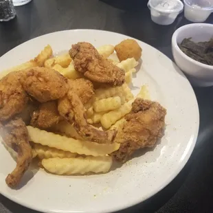 Fried frog legs and chicken wing basket
