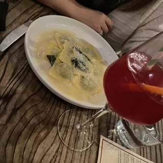 Ravioli di erbe miste e ricotta
