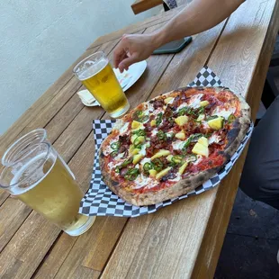 The "Fugazzi" pizza and beers