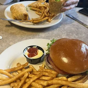 Build your own burger with seasoned fries and the wife had a wrap with seasoned fries. Both were excellent