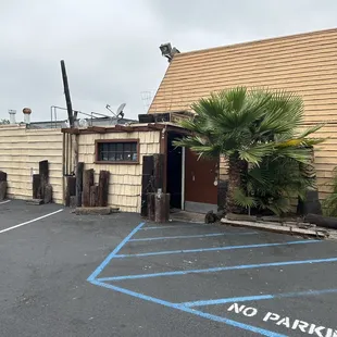 Off street parking and exit through the alley. This was Boll Weevil burger many years ago and now it&apos;s much better with a great menu.