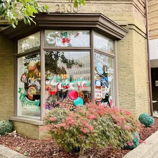 Corner little nook to sip and nosh