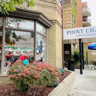 Indoor and outdoor seating!!