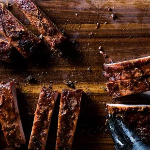 ows a cutting board with ribs