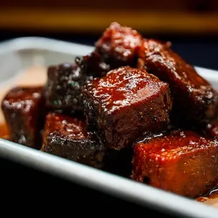 ows a plate of meat with sauce