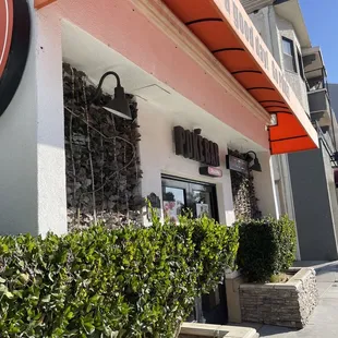 the outside of the restaurant