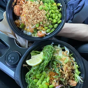 lots of toppings--lemon slices, seaweed salad, ginger, edamame, fried onion, tobiko, etc.