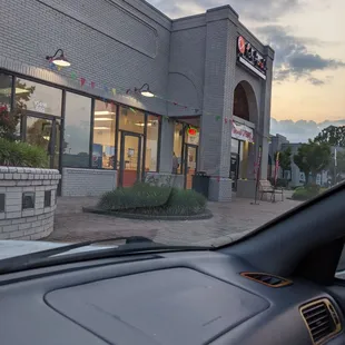 a view of the outside of a fast food restaurant
