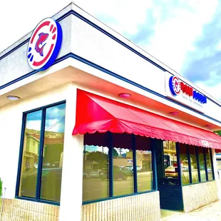 the outside of a fast food restaurant