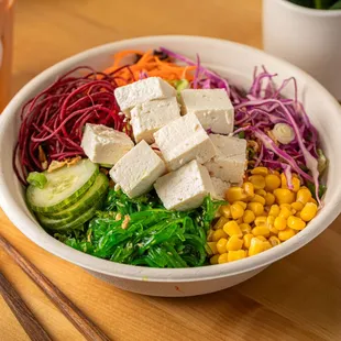 Laguna Bowl 
Dive into a vibrant mix of brown rice, tofu, and fresh greens! Our Laguna Bowl features crisp cucumber, savory seaweed salad,