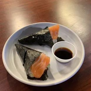 Salmon and Ikura hand roll.