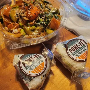 Salmon classic bowl with 2 onigiri