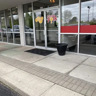 the entrance to a fast food restaurant