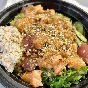 3 scoops bowl - 2 scoop salmon and 1 scoop tuna, fish was good but tasted a bit old ?