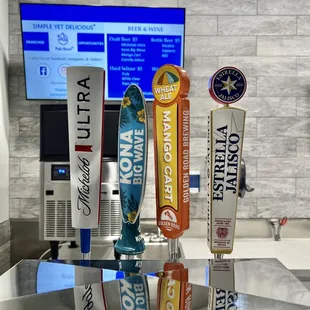 Beers on tap Kona Big Wave, Mango Cart, Michelob Ultra, and Estrella Jalisco. Other alcoholic beverages are seltzers and wine.