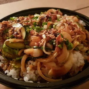 Large bowl with white rice and 5 scoops of fish