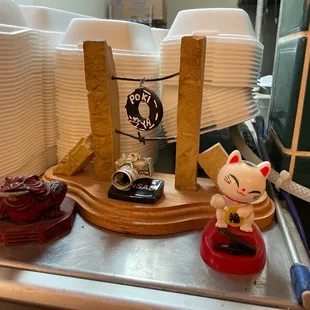 Neat decorations, customer gifts to Poki ya.