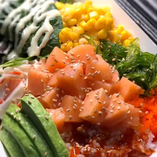 Salmon Poki w Avocado