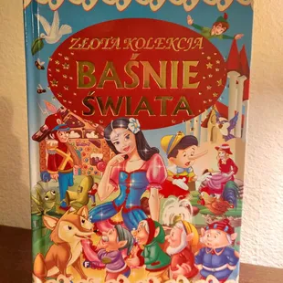 the cover of a children&apos;s book featuring snow white and the seven dwarfs