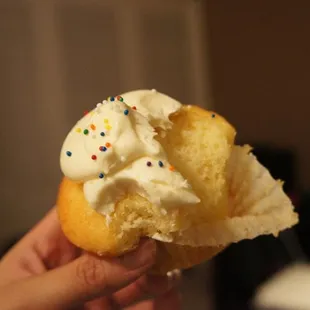 look at how fluffy and moist it isss!