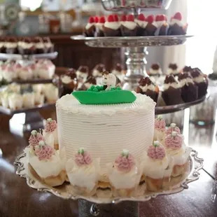 Beautiful Wedding.. Cake and cupcakes..