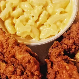 Crispy chicken tenders with macaroni and cheese