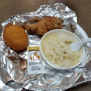 Kid's meal: 1 leg, side, puff and drink