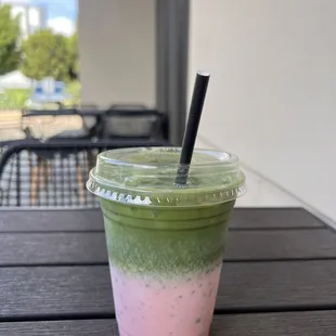 Strabwerg matcha latte