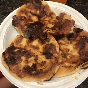 Las pupusas estaban todas quemadas y las que no todas desechas.