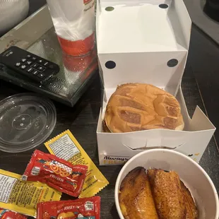 Spicy burger and banana no forks but i guess u have to ask
