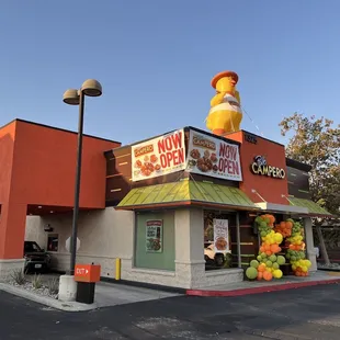 the front of a fast food restaurant