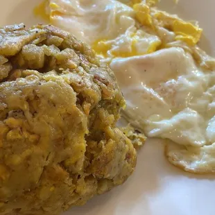 Desayuno bolon de queso y huevos