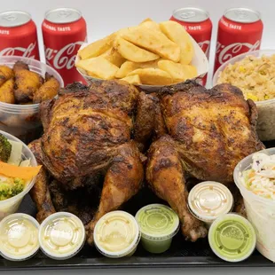 Especial Familiar de dos pollos, 5 sides y 4 sodas de lata.