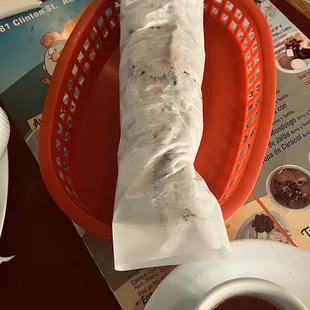 Baleada de queso, frijol, aguacate, huevo, carne asada. Súper rico!!!