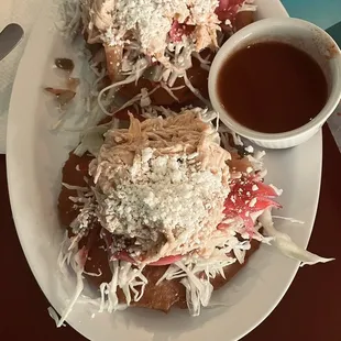 Enchiladas con pollo. (Son como tostadas).