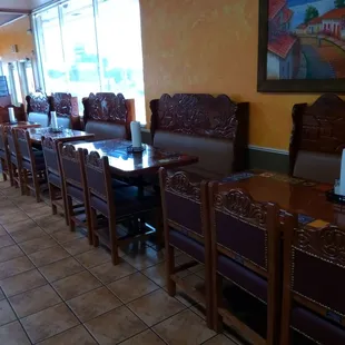 Rustic furniture set a pleasant eating experience