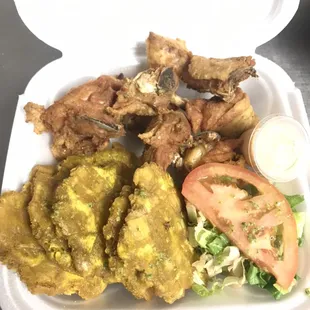 Chicharrón de pollo con tostones...