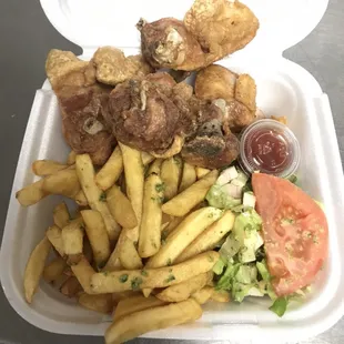 Chicharrón de pollo con papas fritas...