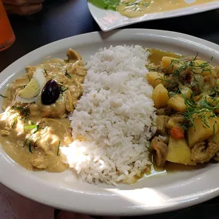 Aji de gallina and cau cau