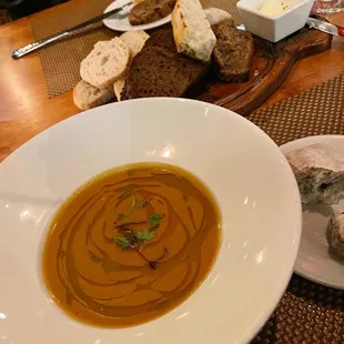 Lobster bisque, order of bread serving