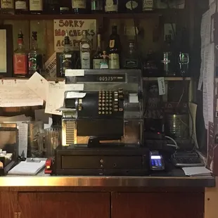 Awesome vintage cash register!