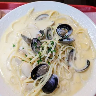 Linguine Alle Vongole (with some scallops)