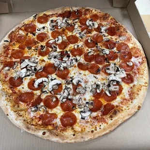 Cheese pizza with mushrooms and pepperoni