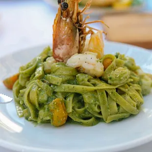 fettuccine with arugula and pistachios pesto, prawns, shrimps