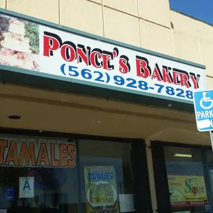 Sign on top of shop I want a tamale