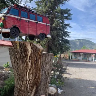 The fam and I ate at the Hunger Trailer next door to this lodge and thought it looked really cute!