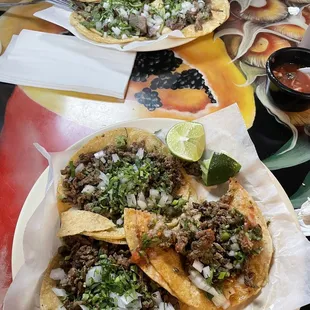 Tacos de asada con cebolla y cilantro