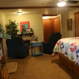 Rover's Room - Queen Bed