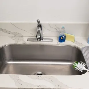 Old kitchen faucet with basic pull-out faucet head.