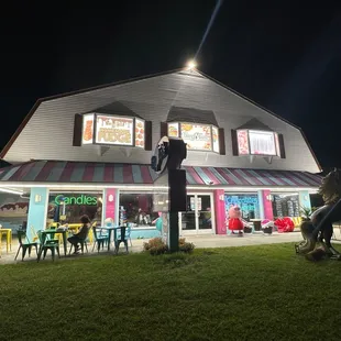 the outside of a restaurant at night